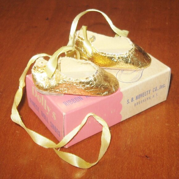 Vintage Dolly's Gold Slippers w Original Box Finest Doll Shoes Accessory - Picture 9 of 16